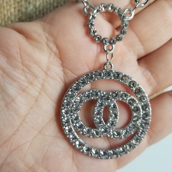 Necklace with Large Rhinestone Medallion New - Picture 6 of 8